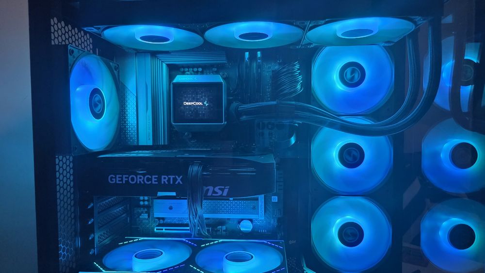 Чисто нов Ultimate Gaming PC (Ryzen 7 7800X3D / RTX 5070 / 32GB DDR5)