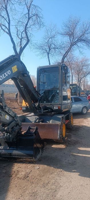 Mini ekskavator xizmati gidramolt bilan