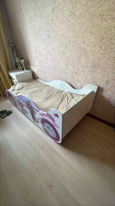 Продам кровать-машину для девочки