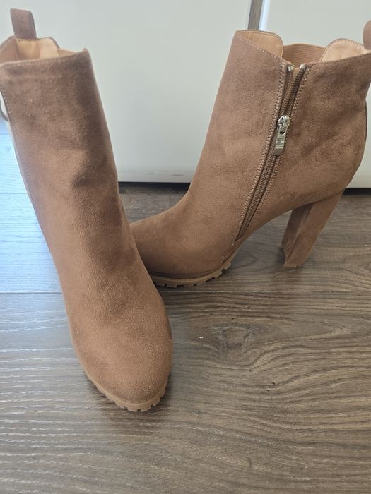 Чисто нови велурени боти