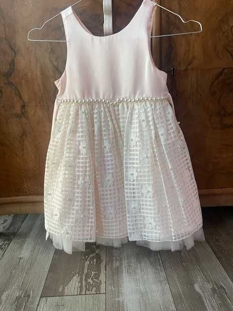 Детска рокля за повод и без повод .