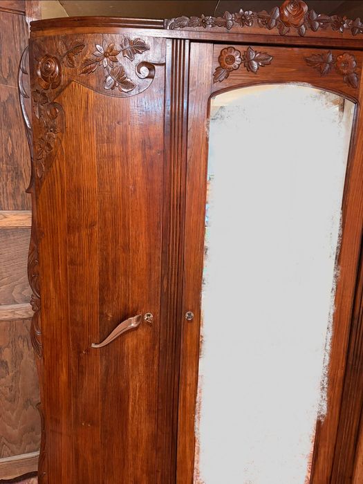 Старинен дъбов гардероб