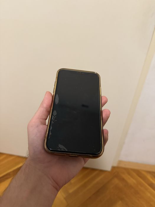 IPHONE 11 Black 64GB Unlocked, Original Box + 4 Cases