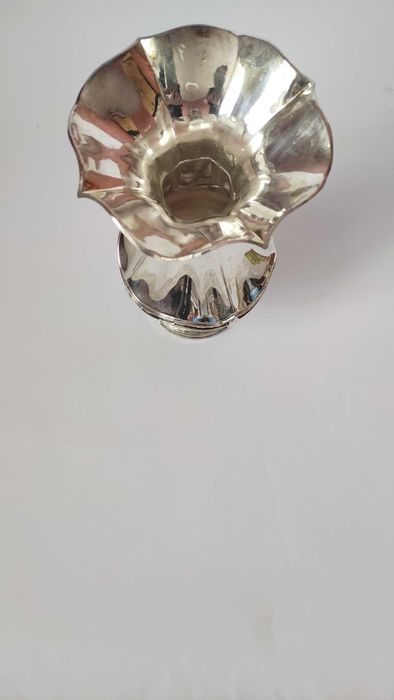 Масивна посребрена ваза с красива форма