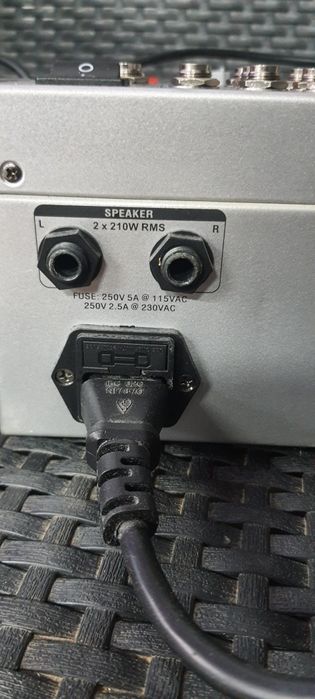 Set boxe behringer B215XL + amplificator azusa PMX-6S