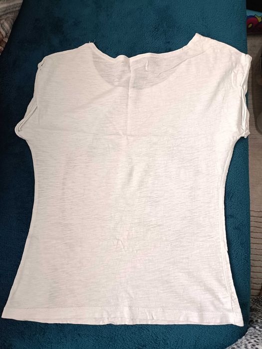 Vând tricou alb cu imprimeu