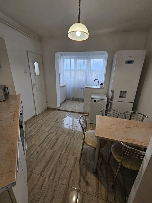 Vând apartament decomandat doua camere + dressing, la cheie