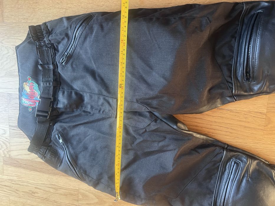 Pantaloni moto dama marime S. Sunt din piele si textil. Are protectii la genunchi si solduri. Se vand deoarece sunt mari de sotia me.