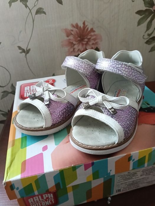 Продам детскую обувь сандали