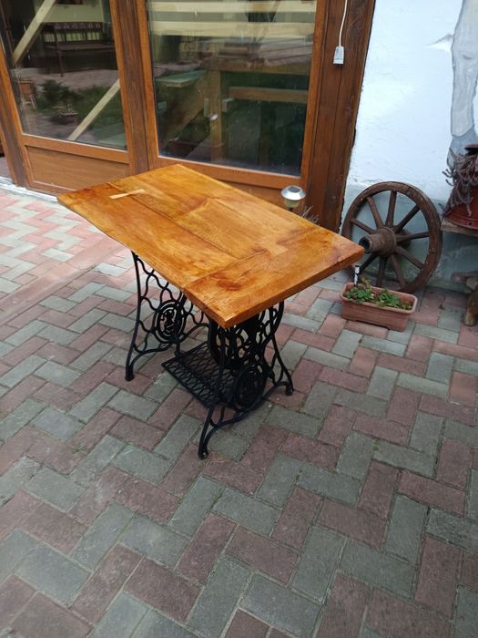 Suport lavoar sau măsuță din mașină de cusut