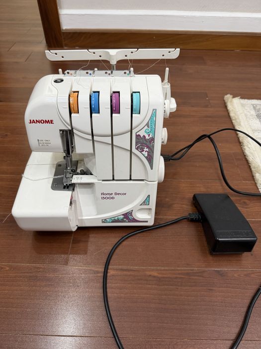 Продам Оверлок Janome