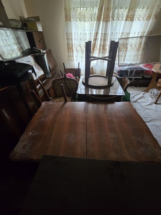 Mobilier vechi din lemn masiv