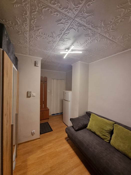 Vand garsoniera parter zona Liceul Emanuel