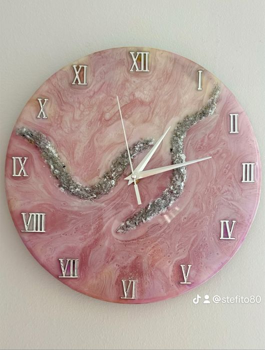 Часовник от епоксидна смола и кристали