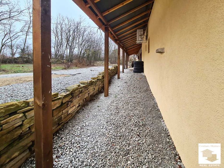 140332 Каменна къща с просторен двор и кладенец в с. Горна Липница