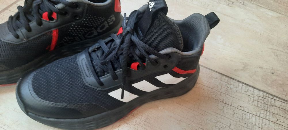 Продавам Adidas own the game  40 2/3