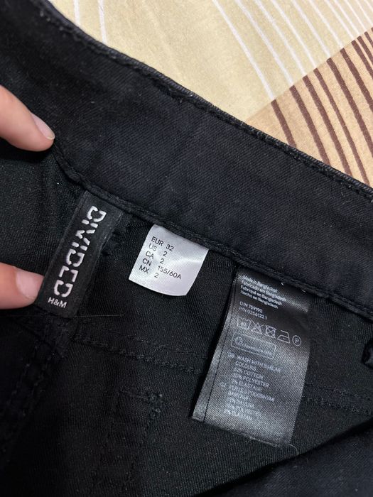 Черни къси гащи.