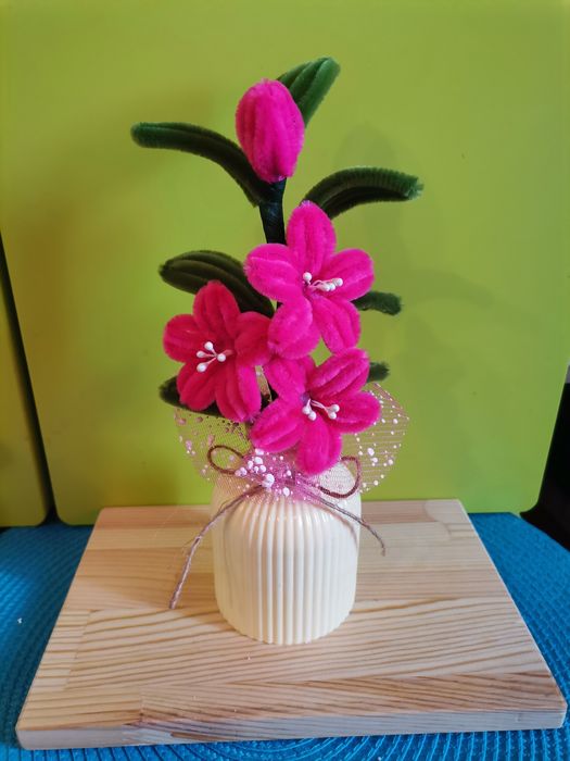 Керамична кашпа с цвете