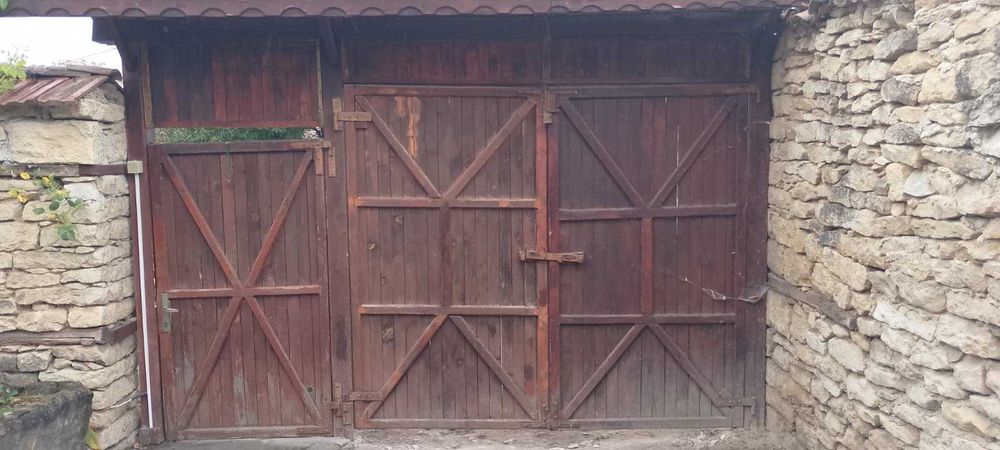 Дървена порта с пешеходна врата