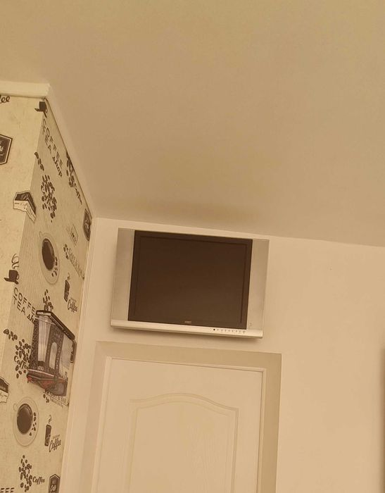 Suport tv, sistem sunet,sistem karaoke.