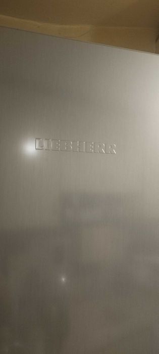 Продавам хладилник с фризер LIEBHERR