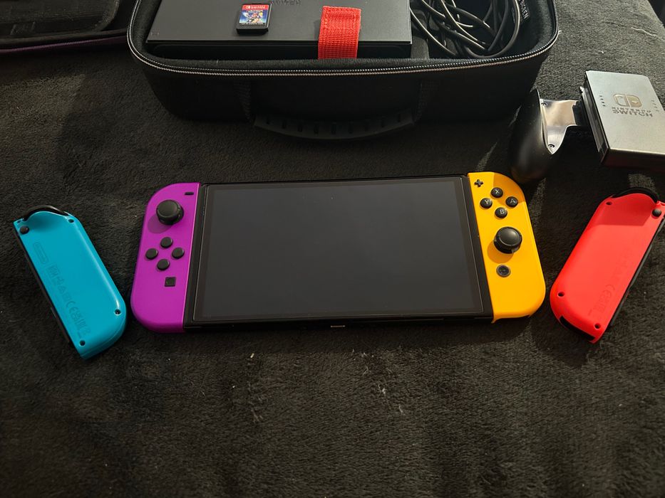 Nintendo Switch Oled Пълен комплект с допълнителни джойкони и калъфи