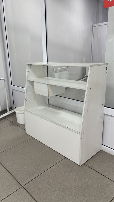 Стеклянная торговая витрина