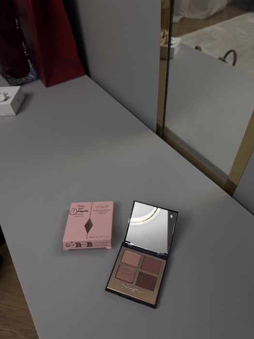 Красивая оригинальная палетка Charlotte Tilbury