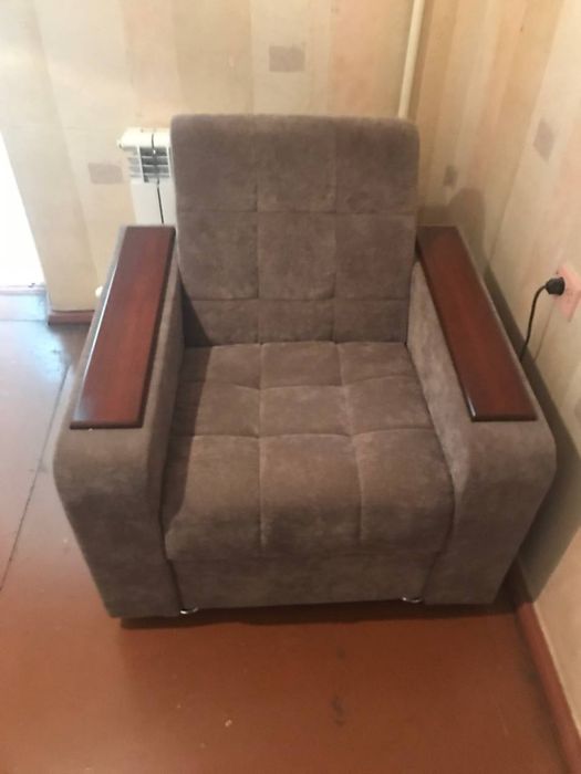 Продаётся диван и два кресла