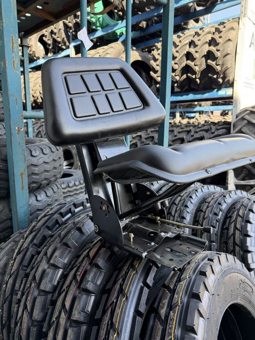 Scaun universal negru cu reglaj triplu si amortizor pentru tractor U-445