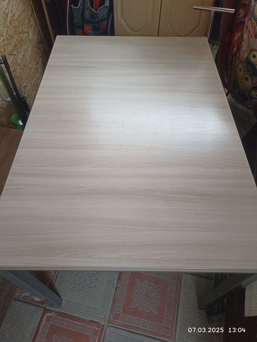 Стол и стулья 5 штук