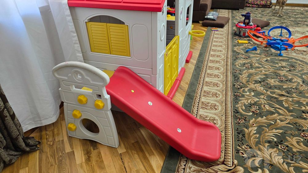 Игровой домик с горкой