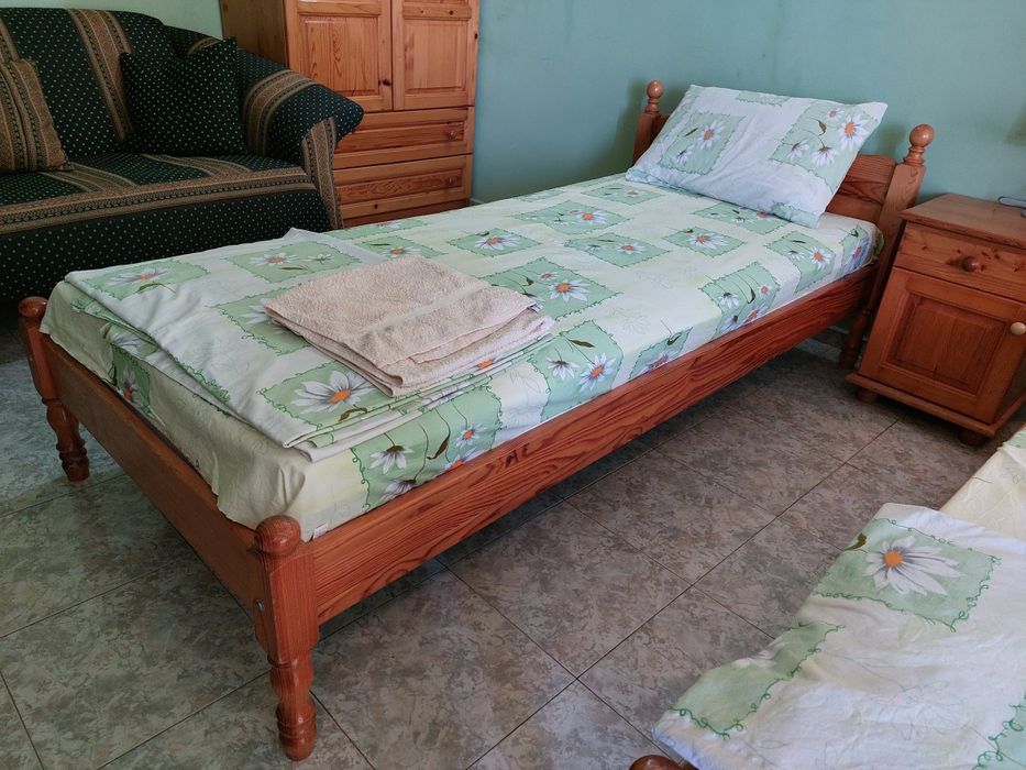 Спални и легла с матраци, маси-тоалетки от чам масив