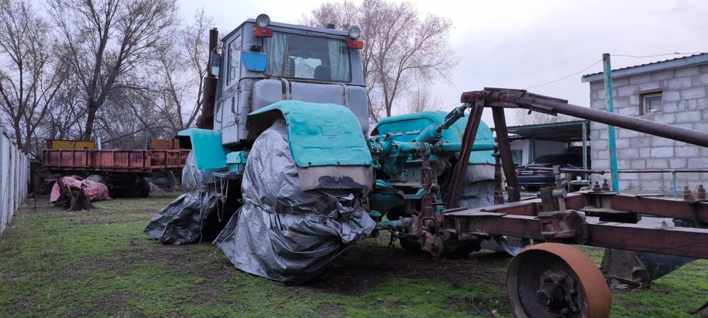 Продам трактор т150 с плугом и прицепом