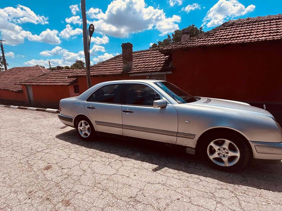 Продавам Mercedes E200