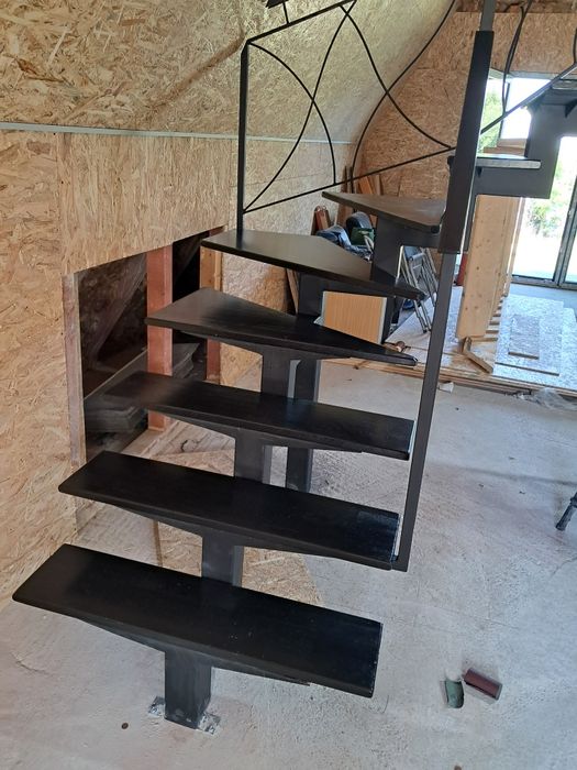 Scări metalice interioare pe vang central cu trepte din lemn masiv