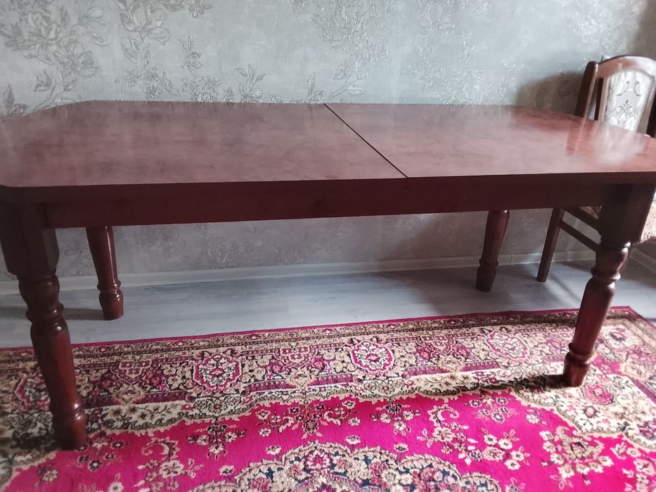 Продается стол в гостинную