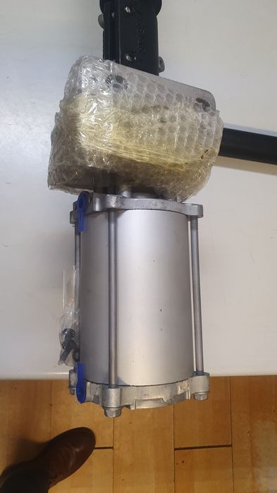Mecanism pneumatic de inchidere usa bus