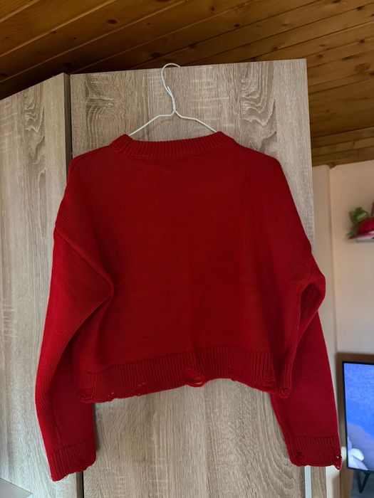 Pulovar rosu Stradivarius arata impecabil
