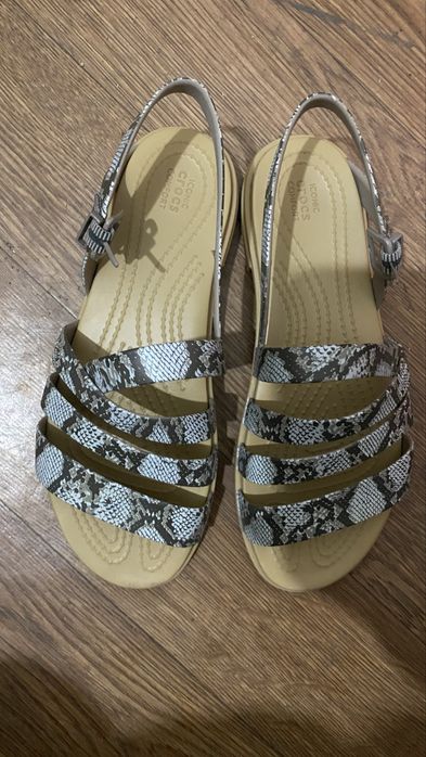 Сандали девочквм crocs