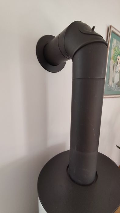 Soba din fontă cu cahle albe din teracota cu lemne de foc inclus