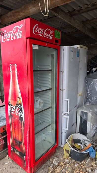 Рабочий холодильник для кафе