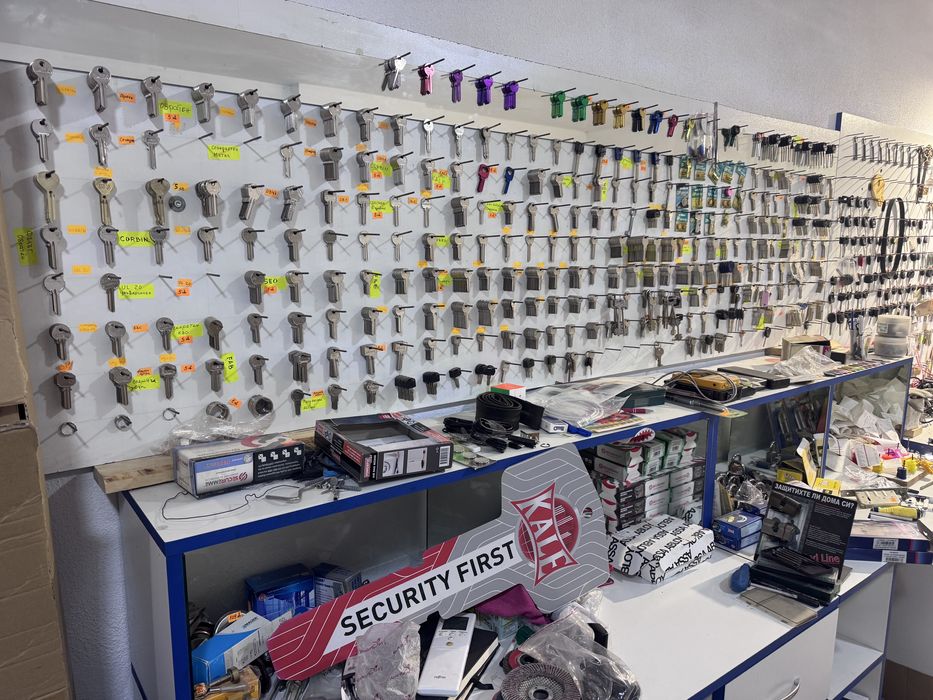 ПРОДАВА СЕ Напълно Оборудван Ключарски Бизнес - Готов за Работа!