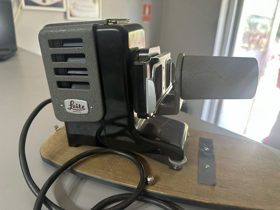 Proiector vintage Leica ,Leitz Wetzlar projector with HECTOR 85mm/2.5 lens in original