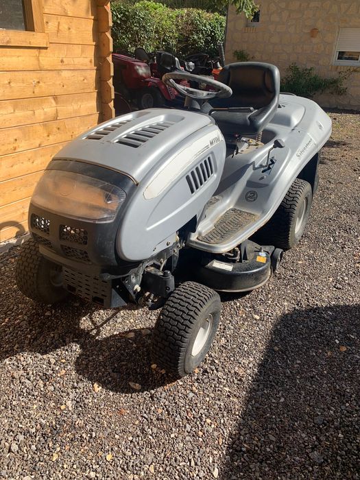 Tractoraș de tuns gazon