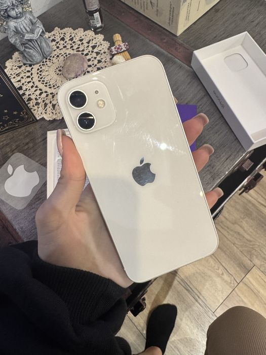 Продавам iPhone 12