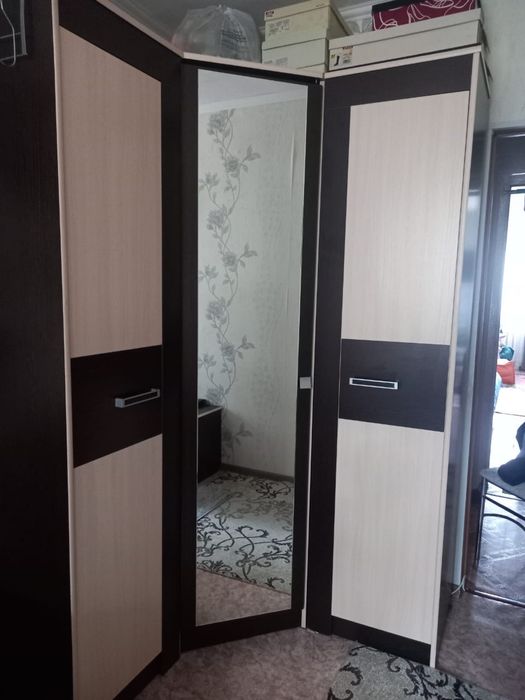 Продам шкаф, тумбы и кровать.