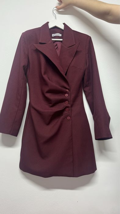 бордовое платье, короткое