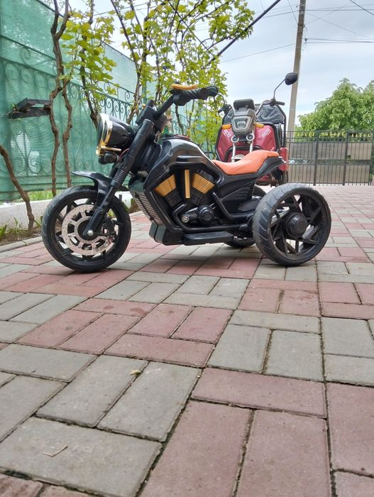 Motocicleta electrică tip"chopper"