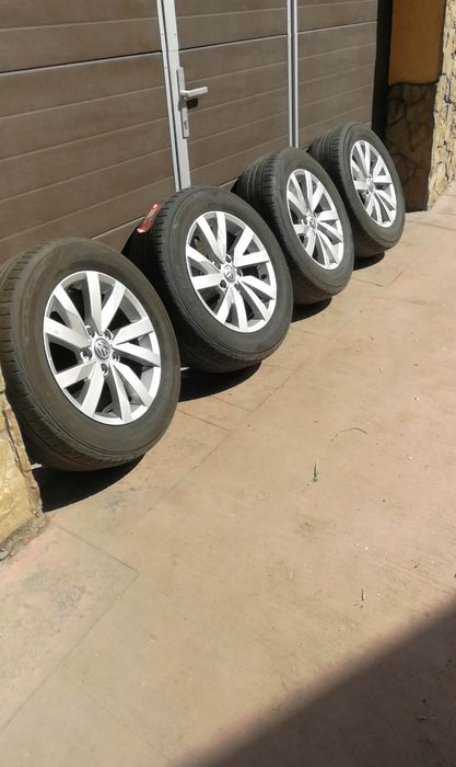 Vând 4 genți cu tot cu cauciucuri de vara bune au prindere de 5×12